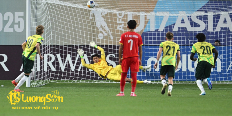 Tiền vệ U17 Australia Quinn MacNicol (trái) sút phạt đền dội xà