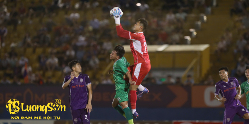 Tình huống thủ môn Trần Minh Toàn (áo đỏ) va chạm với cầu thủ Ninh Bình ở phút bù thứ tư hiệp hai dẫn đến phạt đền, trong trận hòa Bình Dương 2-2 trong hai hiệp chính, rồi thua 4-5 ở loạt luân lưu tại tứ kết Cup Quốc gia 2024-2025, trên sân Gò Đậu, Bình Dương tối 29/3